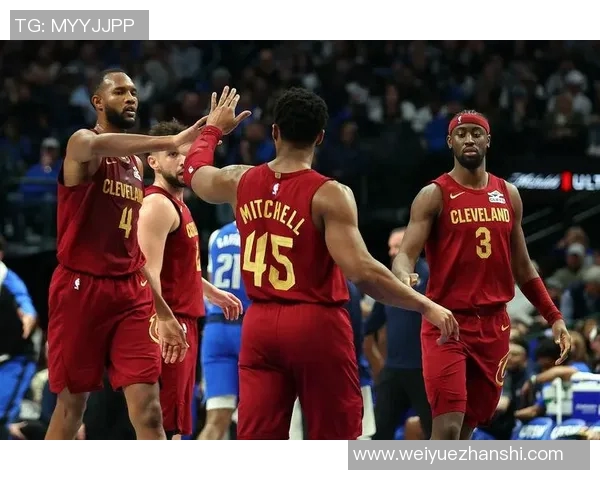 太阳团队篮球发威六人得分上双,布克26分9助攻阿伦23分三分球,太阳力克独行侠 太阳团队篮球发威六人得分上双,布克26分9助攻阿伦23分三分球,太阳力克独行侠